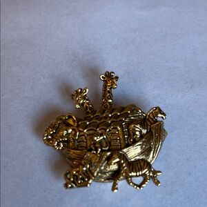 Avon Noah’s Ark dimensional gold tone metal brooch pin. 1997